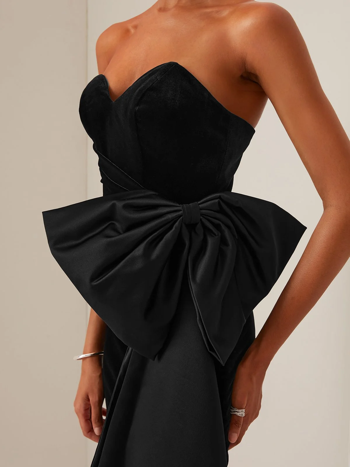 Black Bow Strapless Velvet Sheath Midi Dress